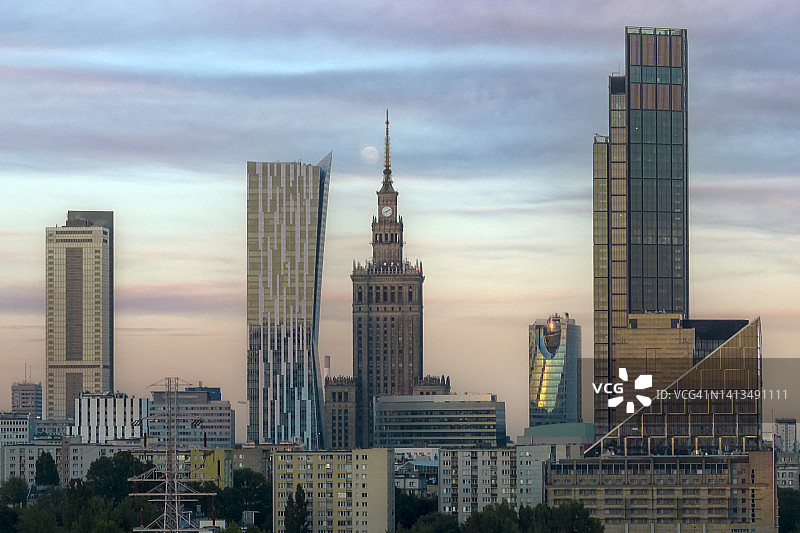 日落时分的华沙金融中心全景。图片素材