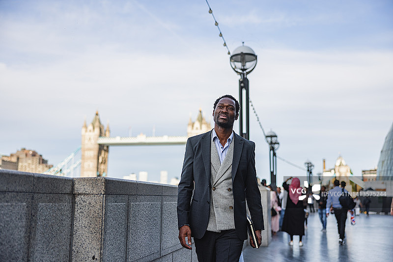 在伦敦工作的自信成熟的黑人商业专家图片素材