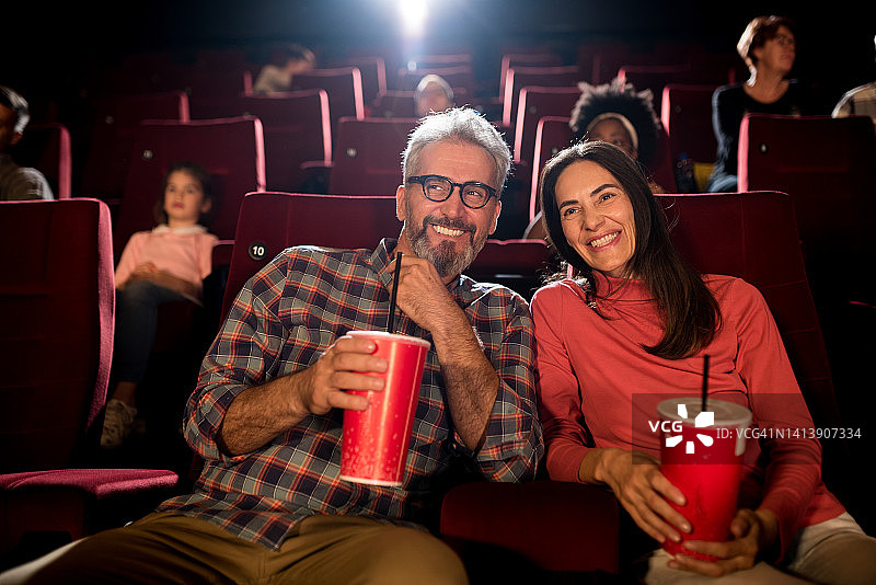 男人和女人在电影院看电影图片素材