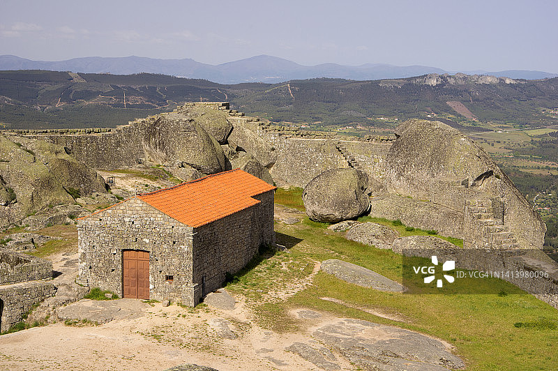 位于葡萄牙伊丹哈-诺瓦风景如画的岩石小镇孟山都的圣玛丽亚教堂。图片素材