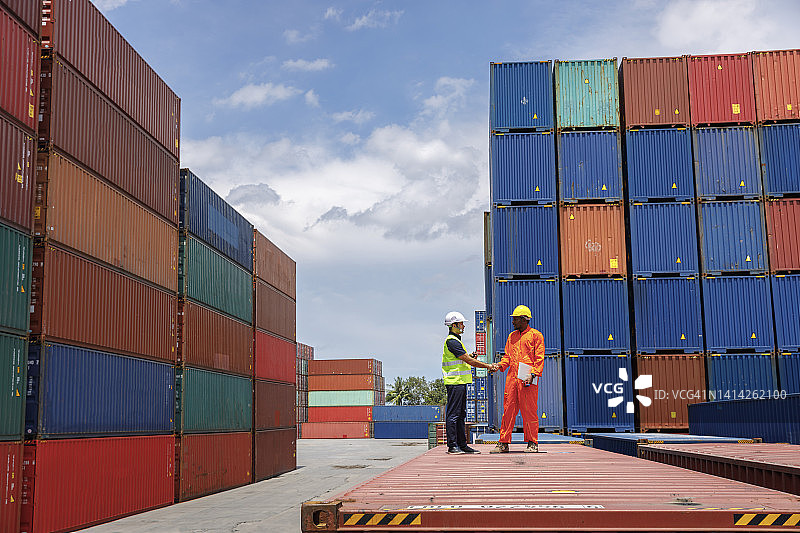 负责企业物流、进出口运输或货物运输集装箱仓库的质量控制。图片素材