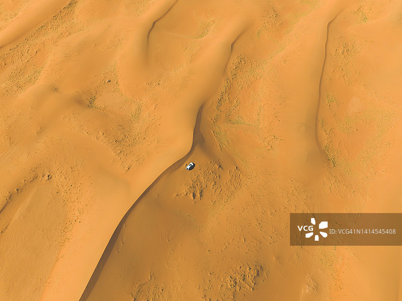在沙漠中驾驶越野车，无人机视角图片素材
