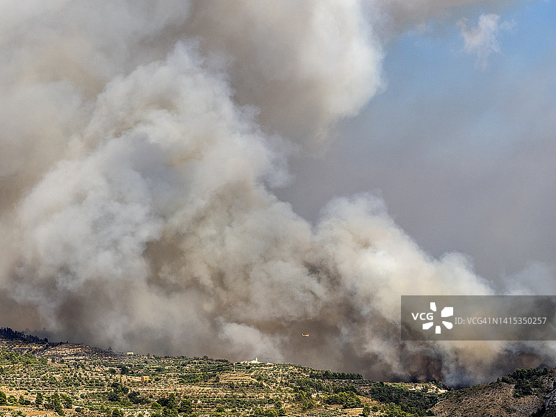 一场森林大火包围了西班牙阿利坎特省的一个山间小镇。图片素材