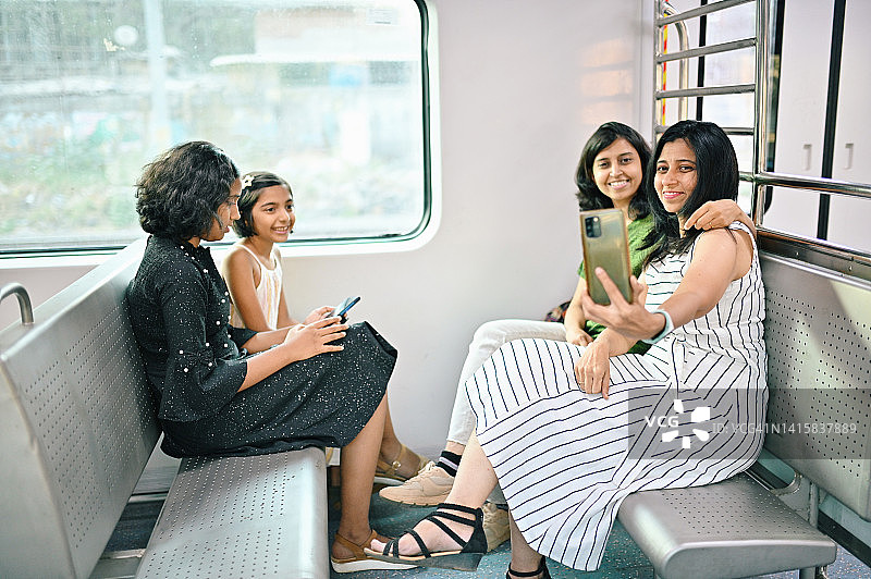 一家人在享受火车旅行时自拍图片素材