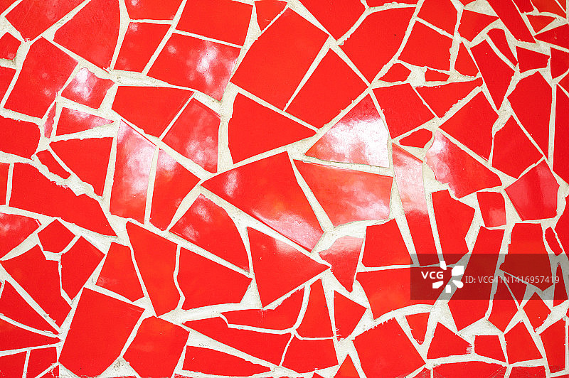 墙上镶嵌着破碎的红色琉璃瓦图片素材