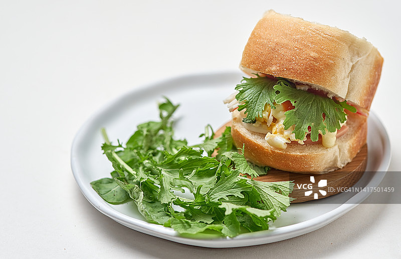 自制鸡蛋、海鲜三明治和蔬菜配白盘图片素材
