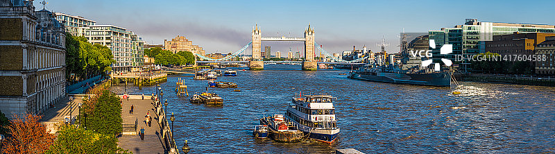 伦敦塔桥俯瞰繁忙水道泰晤士河堤岸全景图片素材