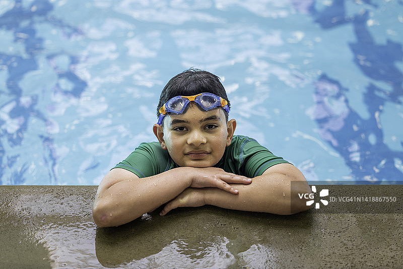 年轻的游泳运动员肖像图片素材