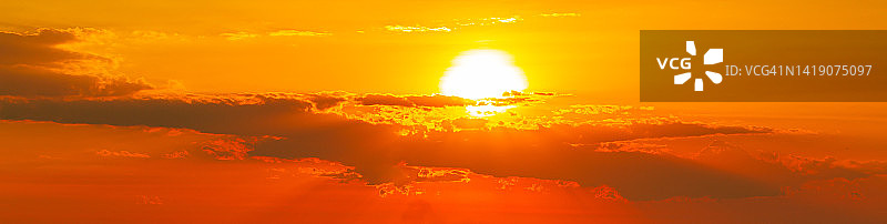 强烈的日出全景与银色衬和橙色的天空云。图片素材