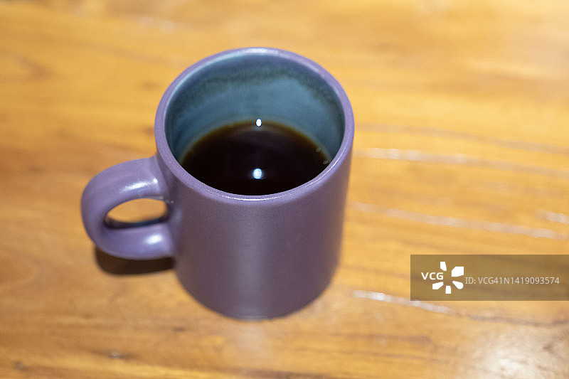 热黑美式咖啡在彩色马克杯图片素材