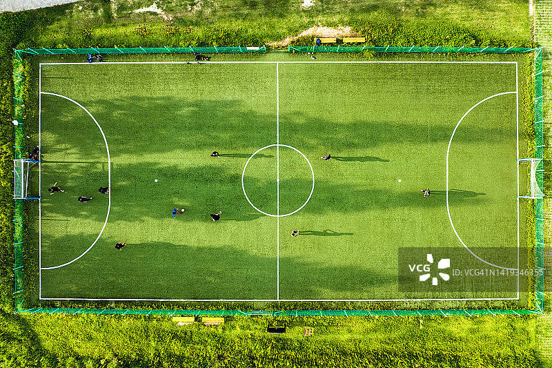 夏季小足球场的鸟瞰图图片素材