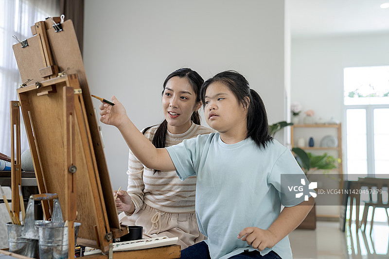 母亲和残疾的女儿一起学习画画，共度时光图片素材