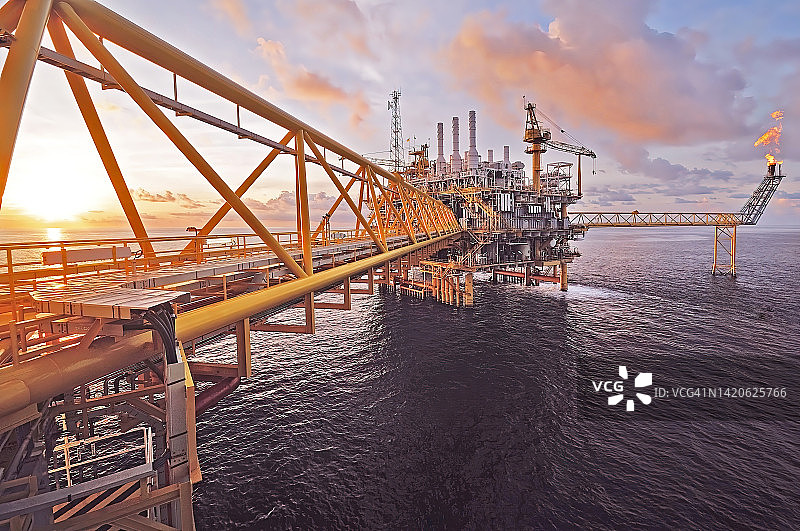 海上石油钻井平台的日落图片素材