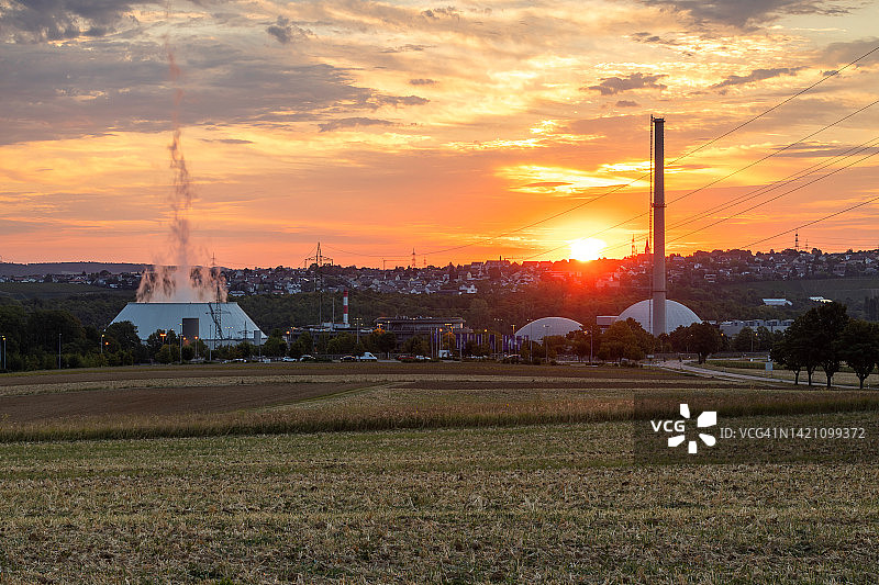 日落时分的Neckarwestheim核电站(Baden-Württemberg，德国)图片素材