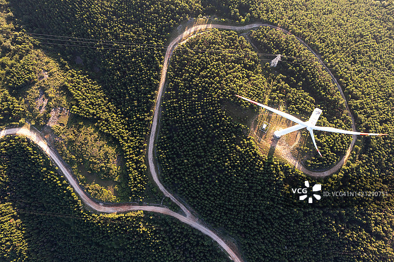 无人机拍摄，俯视风力涡轮机螺旋桨图片素材