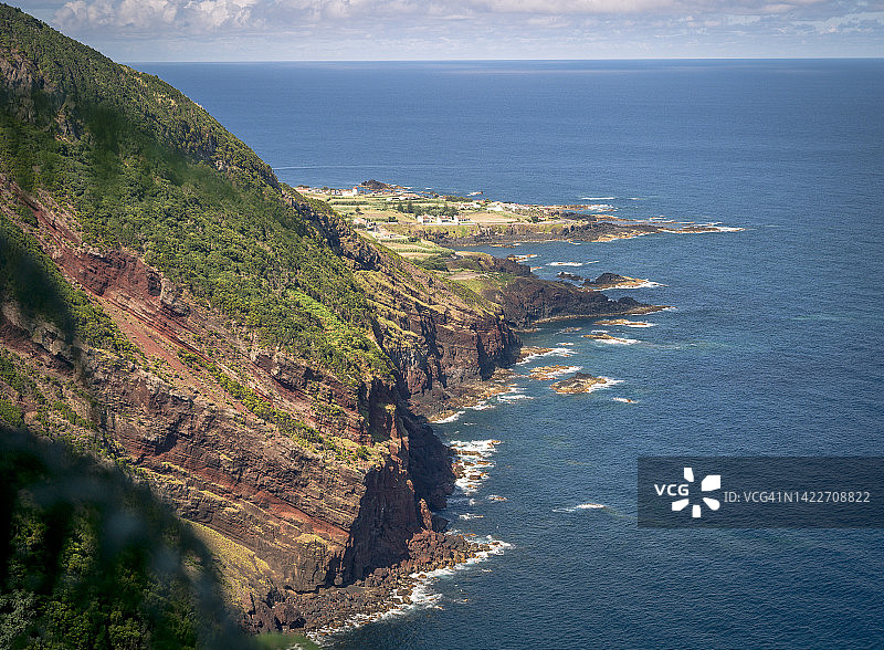 大西洋中葡萄牙亚速尔群岛崎岖的海岸线。图片素材