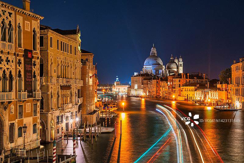夜晚的威尼斯贡多拉，对面是意大利威尼斯圣乔治岛图片素材