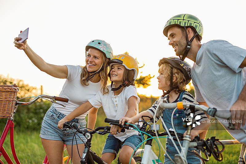一家人在骑自行车时自拍图片素材