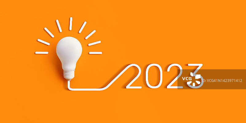 2023创意和灵感与灯泡的彩色背景。图片素材