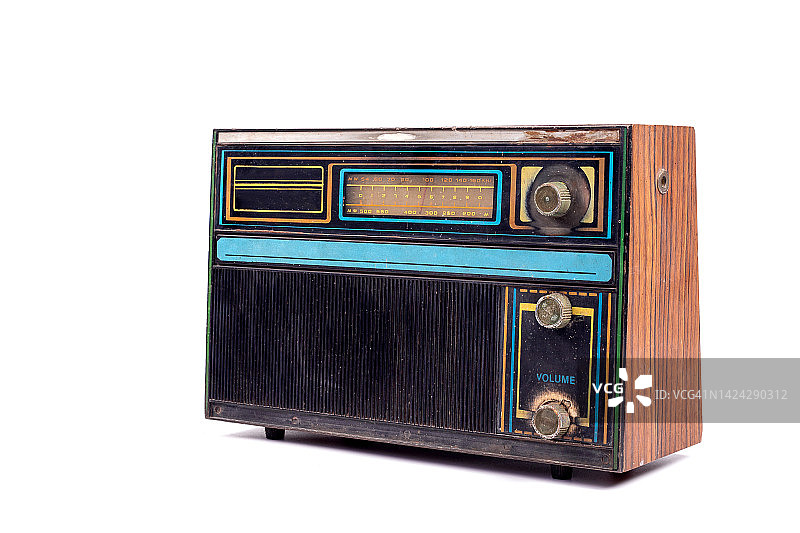 老式收音机接收器孤立在白色背景。图片素材