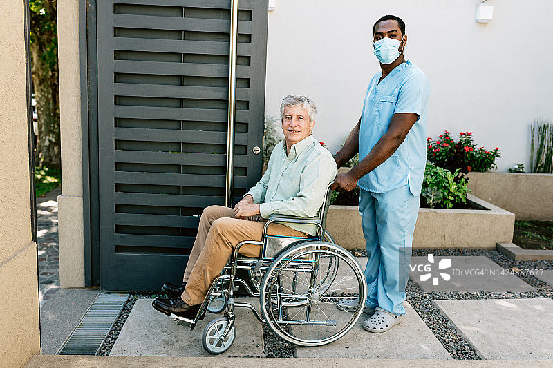 护士推轮椅上的老人图片素材