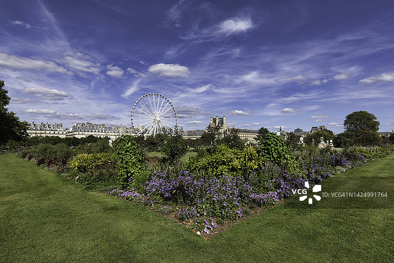 美丽蓝天下的巴黎杜伊勒里花园。图片素材