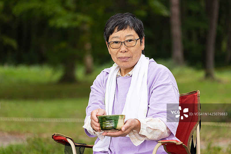 一名日本老年妇女在户外做抹茶图片素材