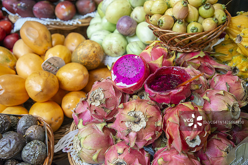 农贸市场新鲜成熟火龙果或火龙果。丰沙尔马德拉,葡萄牙图片素材