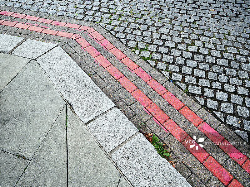 递减视角的人行道和鹅卵石街道在伦敦，英格兰，英国图片素材