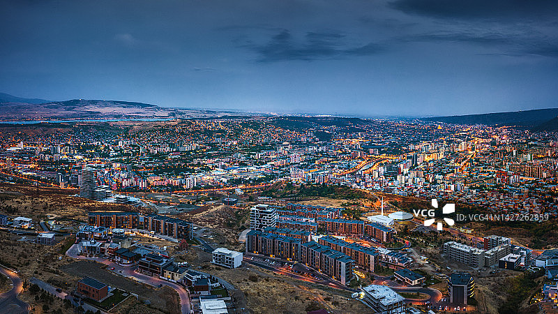 第比利斯黎明时分的城市全景图图片素材
