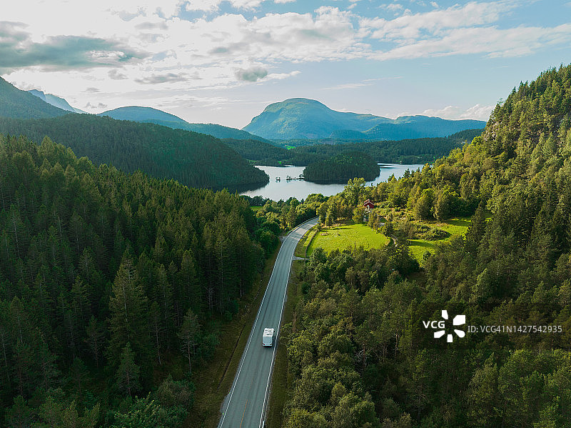 挪威公路上露营车的鸟瞰图图片素材