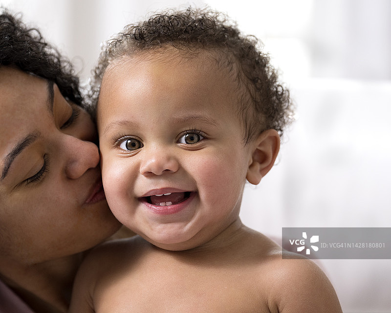 母亲和快乐宝宝的肖像图片素材