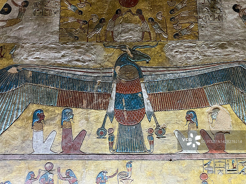 在埃及卢克索的古墓墙上雕刻的古埃及象形文字的宏观极端特写。石头雕刻的古代神和宗教形象装饰着墙壁，描绘着死去法老的生活事件和通往来世的通道。图片素材
