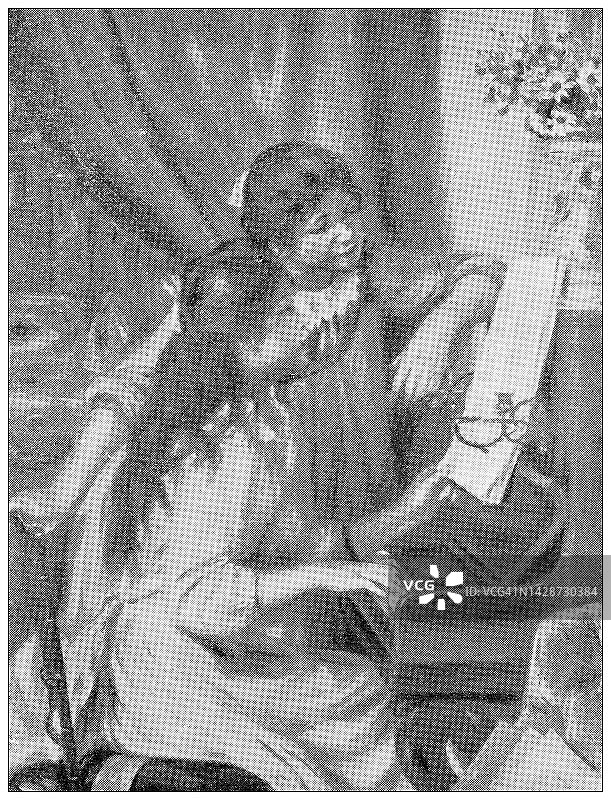 古董插图:雷诺阿的画作《钢琴前的女孩》图片素材