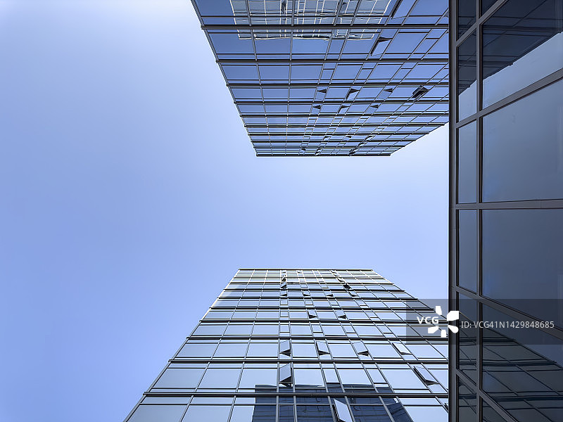 蓝天下的现代建筑立面图片素材