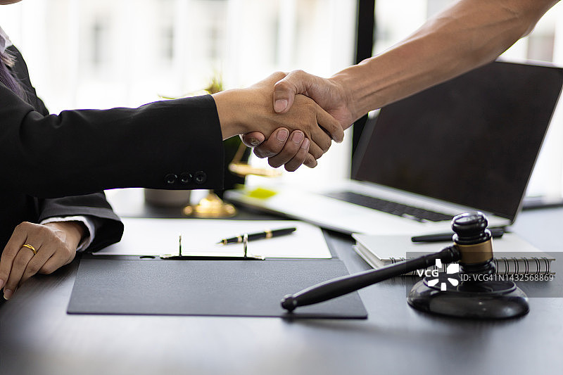 握手。商务人士与律师握手合同法律合作协议。图片素材
