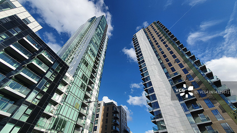 从下面看现代住宅塔楼在伦敦，英国图片素材