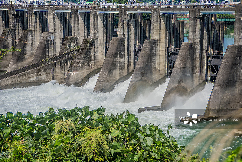 水电大坝的激流图片素材