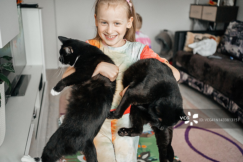 女孩抱着两只残疾的病猫图片素材