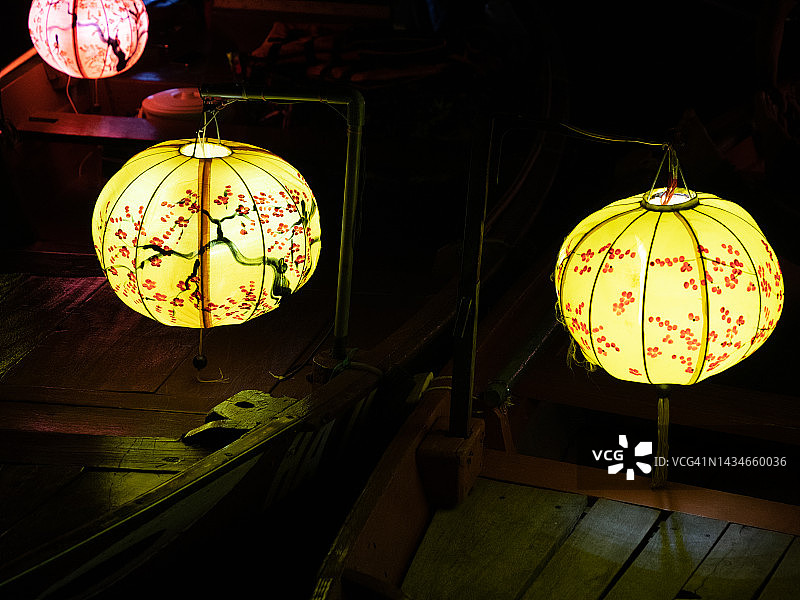 西安的中国河船风格的灯笼，许多颜色展示在城市的河上。古色古香的彩灯在街道对面闪耀。建立东南亚工艺美术旅游区图片素材