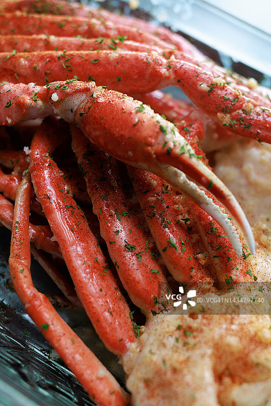 准备烤的蟹腿-蟹腿微距镜头-大蒜黄油和蟹调味料图片素材