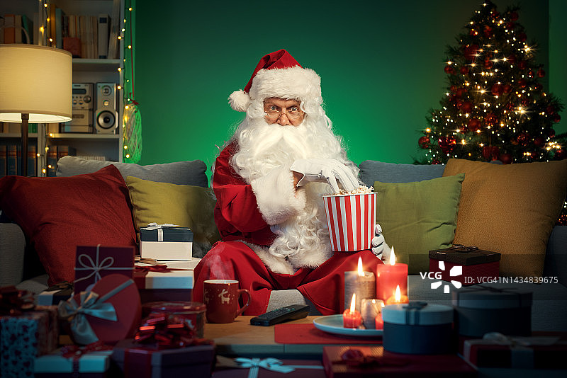 圣诞老人在电视上看电影快乐图片素材