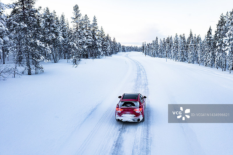 汽车行驶在雪林中的山路上图片素材