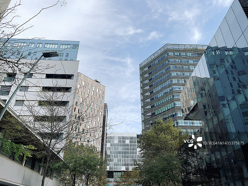 西班牙蓝天城市的现代和多样化的办公楼。图片素材