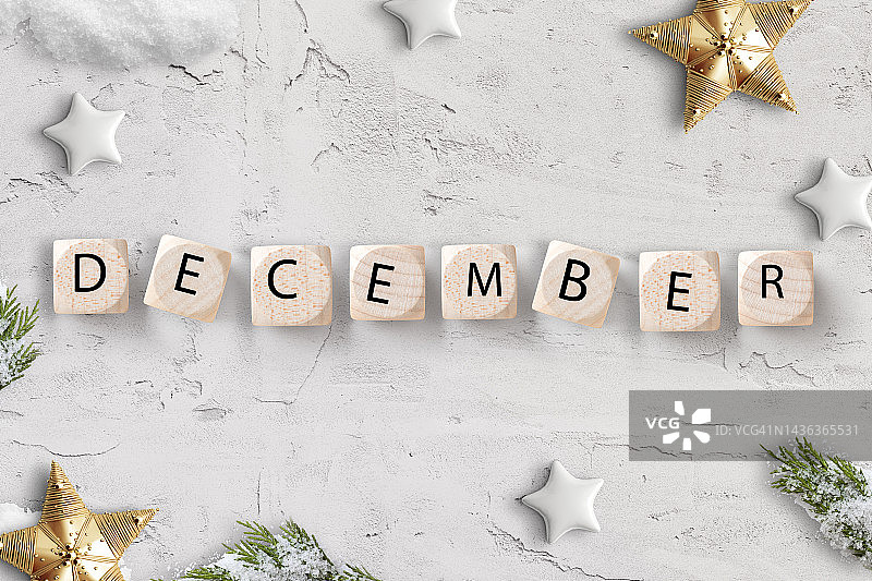 平放十二月消息在木块日历与圣诞饰品图片素材