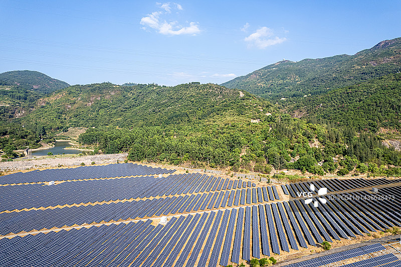 山上的大型太阳能发电厂图片素材