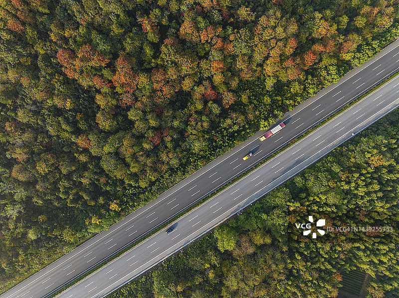 山间高速公路的鸟瞰图图片素材