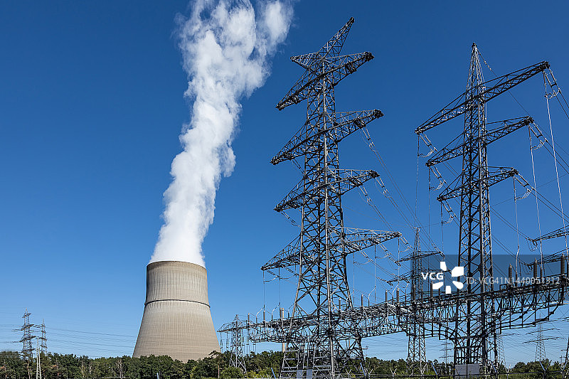 带有大型电塔的核电站冷却塔(德国下萨克森州)图片素材