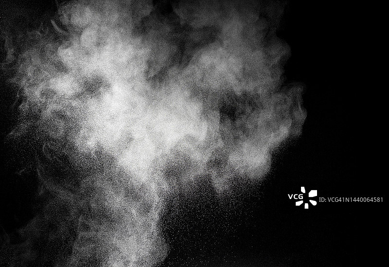灰尘和烟雾在黑色背景上爆炸产生的冲击波。图片素材