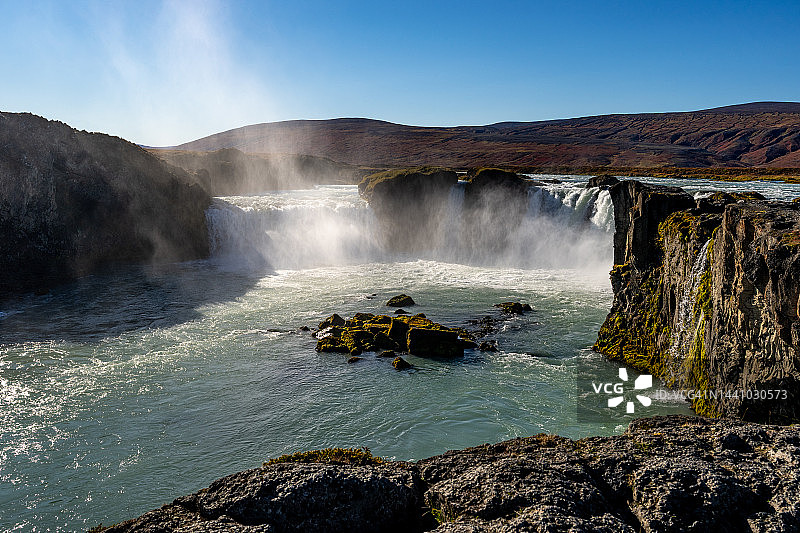 冰岛崎岖的地貌中戏剧性的Godafoss瀑布。图片素材